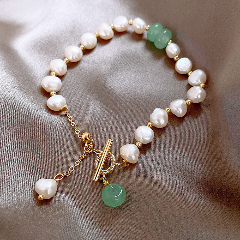 Chic Flex: Adjustable Women's Freshwater Pearl Bracelet