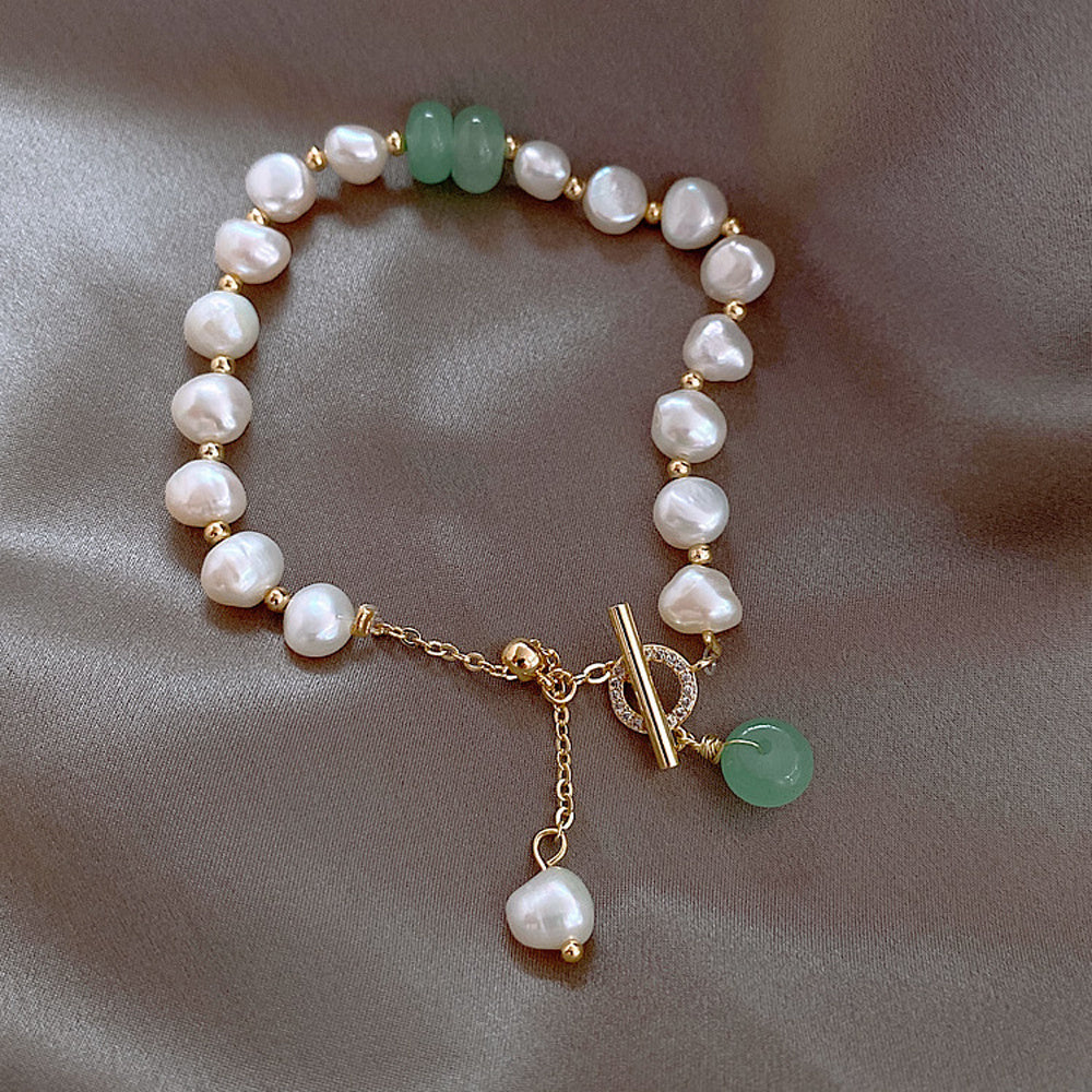 Chic Flex: Adjustable Women's Freshwater Pearl Bracelet